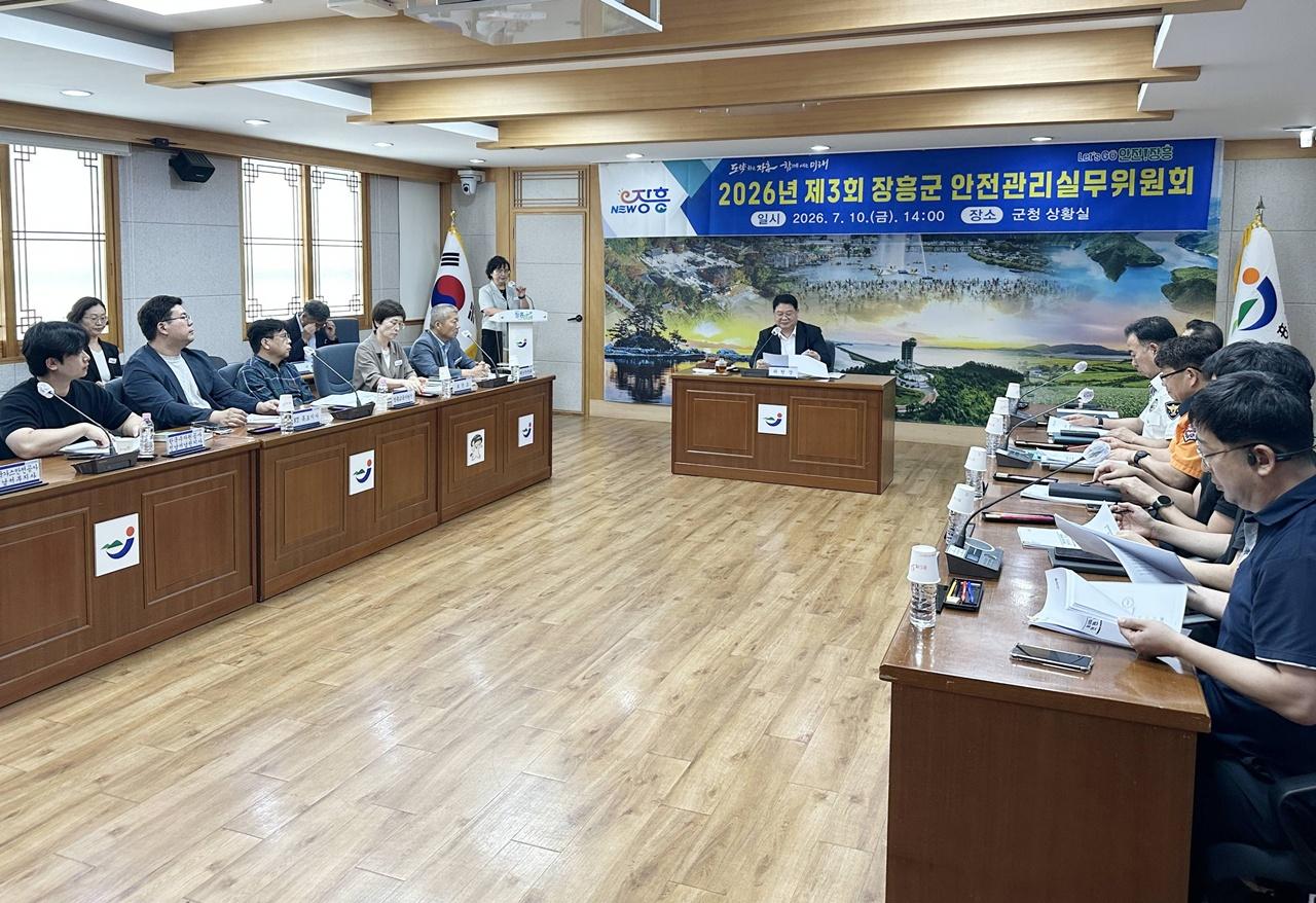 -장흥군이 최근 군청 상황실에서 제19회 정남진 장흥 물축제의 안전한 개최를 위해 마련한 안전관리실무위원회. (사진 = 장흥군)