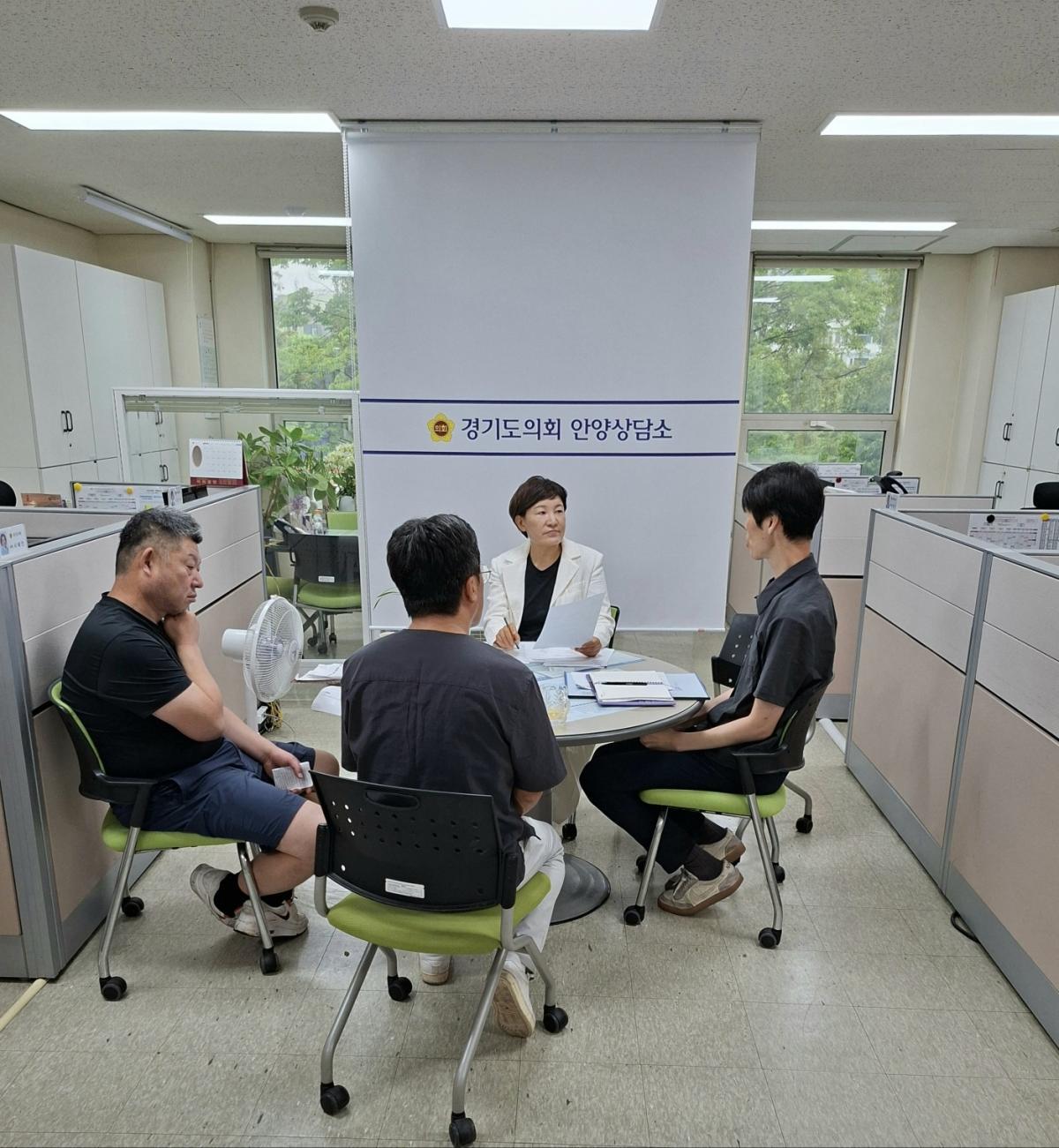 -이채명 경기도의원이 관계자들과 안양시 동안구 호계동 일대 침수 예방 조치를 상담하는 모습. (사진 = 경기도의회)