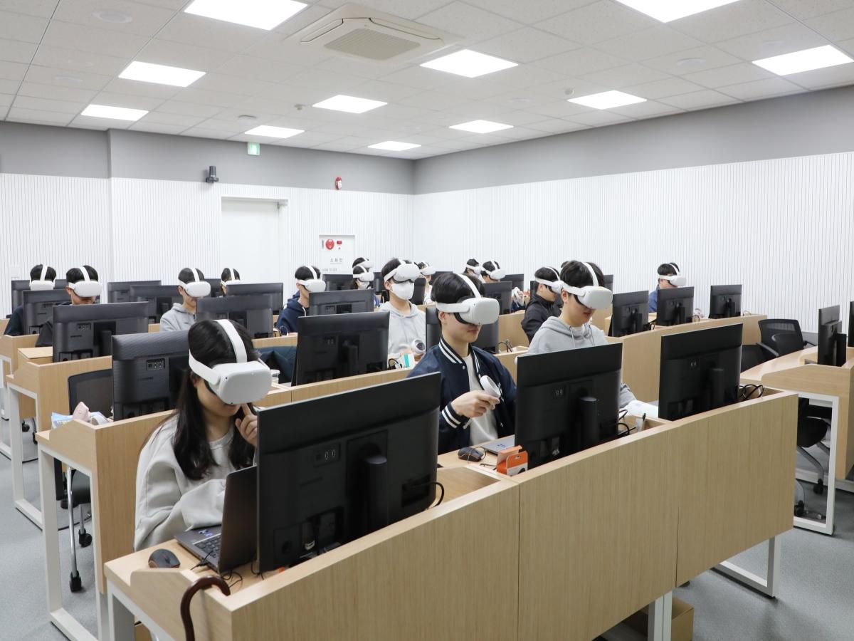 -구미시가 정부의 제조 AX(인공지능 전환) 혁신 거점 육성 정책과 삼성전자·삼성SDS의 19조 원 규모 투자에 발맞춰 지역대학과 함께 AI 전문인력 양성체계 구축에 본격 나선다.