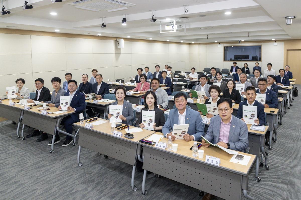 -경상북도의회는 15일 도의회 다목적실에서 전체 의원을 대상으로 ‘제13대 경상북도의회 의원 역량강화 직무교육’을 실시했다. (사진 = 경상북도의회)