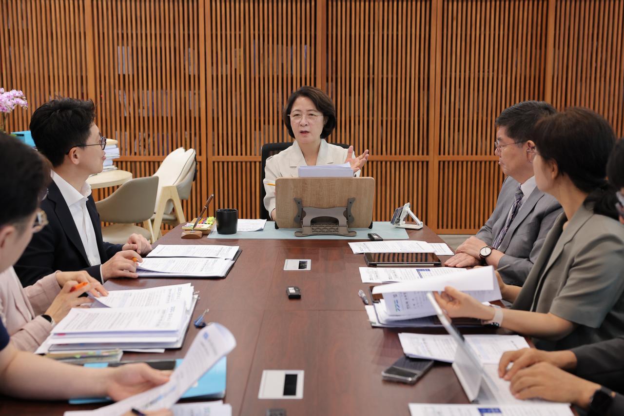 -15일 오전 경기도청에서 추미애 경기도지사가 관련 경기도청 실·국장 등과 제2차 반도체 초격차 전략회의를 하고 있다. (사진 = 경기도)
