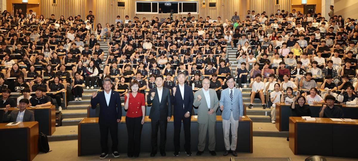 -경상북도는 15일 포스텍 포스코국제관에서 2015년 노벨물리학상 수상자인 카지타 다카아키(Takaaki Kajita) 도쿄대 석좌교수를 초청해 경북과학고와 포항시 관내 과학중점고(