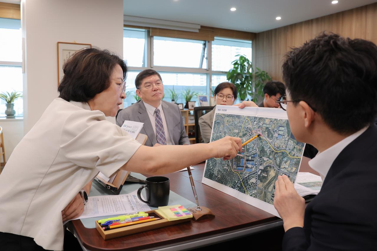 -‘제2차 반도체 초격차 전략회의’를 주재하고 있는 추미애 경기도지사. (사진 = 경기도)