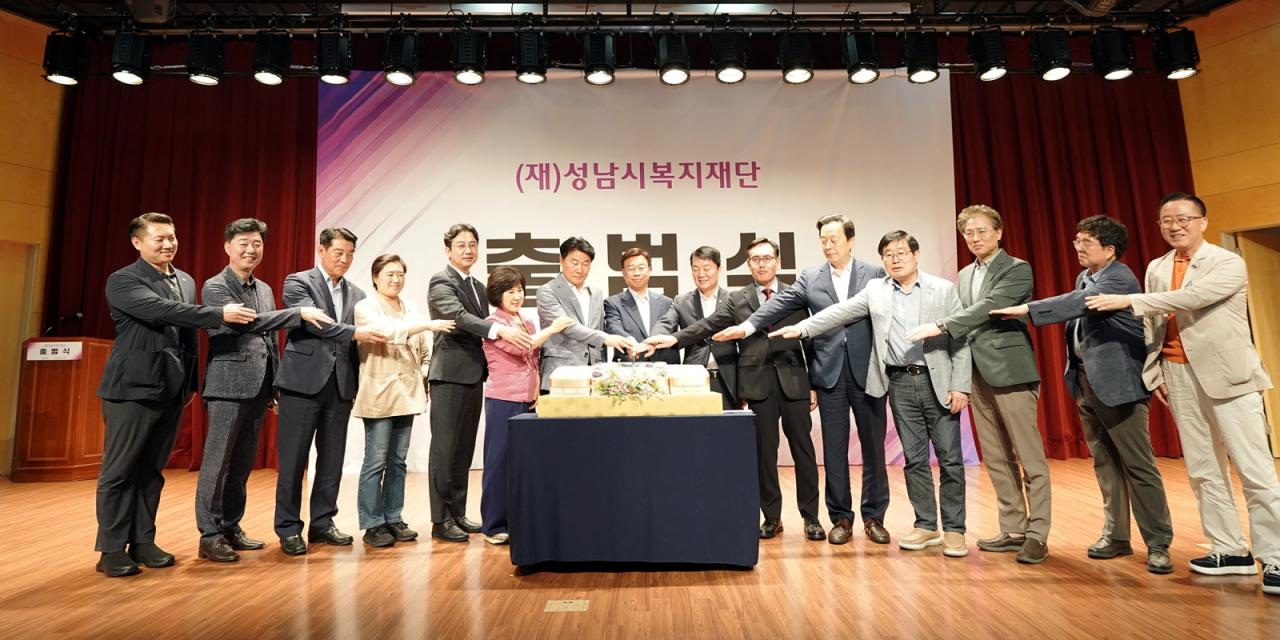 -신상진 성남시장을 비롯한 내빈들이 15일 분당구 야탑동 성남시니어산업혁신센터에서 열린 성남시복지재단 출범식에서 떡 커팅식에 참여하고 있다. (사진 = 성남시)
