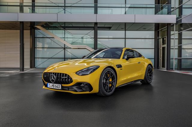 [NSP NEWS Image]메르세데스-AMG GT 43, 패스트백 실용성 갖췄지만 2톤 차체는 부담