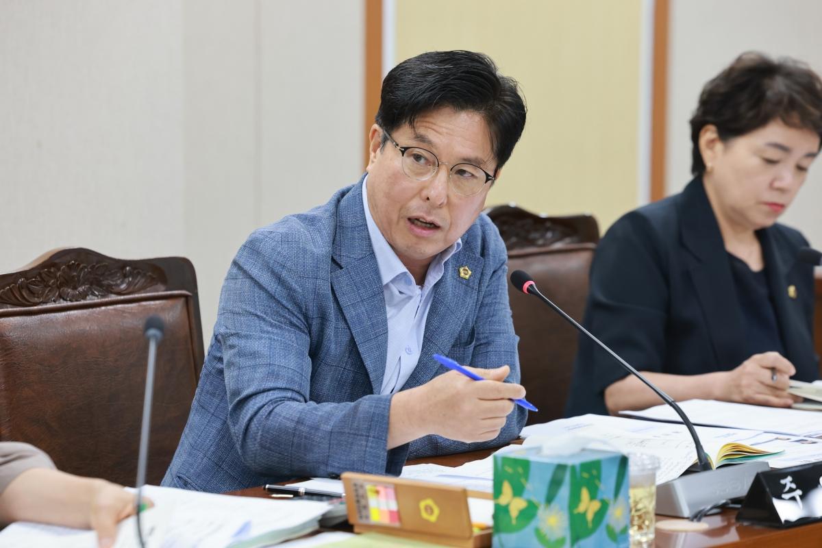 -주연창 의원이 전남광주특별시 도시공간국 소관 업무보고에서 질의하고 있다. (사진 = 특별시의회)