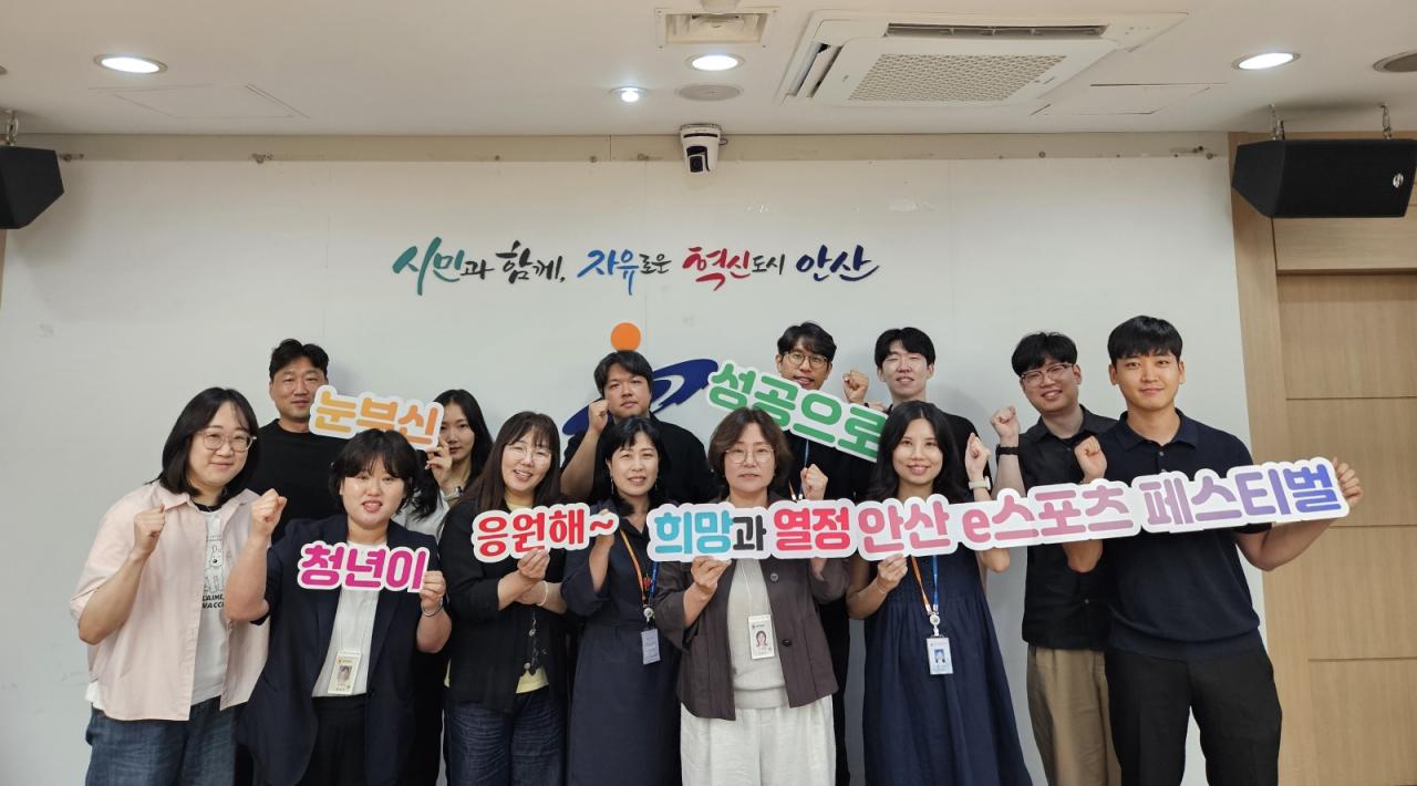 -15일 안산시청에서 열린 ‘e스포츠 활성화 실무지원단 회의’ 참석자들이 기념촬영을 하고 있다. (사진 = 안산시)