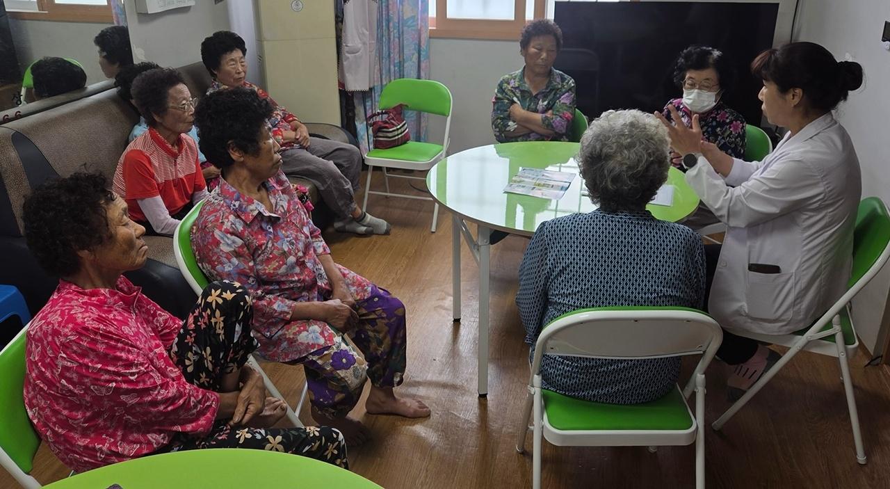-강진군보건소가 마을 경로당을 찾아 여름철 비브리오패혈증 예방교육을 하고 있다. (사진 = 강진군)