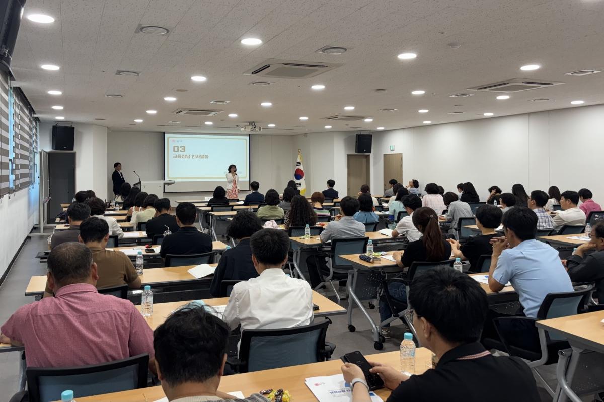 -경상북도경주교육지원청은 지난 15일 경주동학교육수련원에서 관내 유, 초, 중학교 및 소속기관 행정실장을 대상으로 연수를 실시했다. (사진 = 경주교육지원청)
