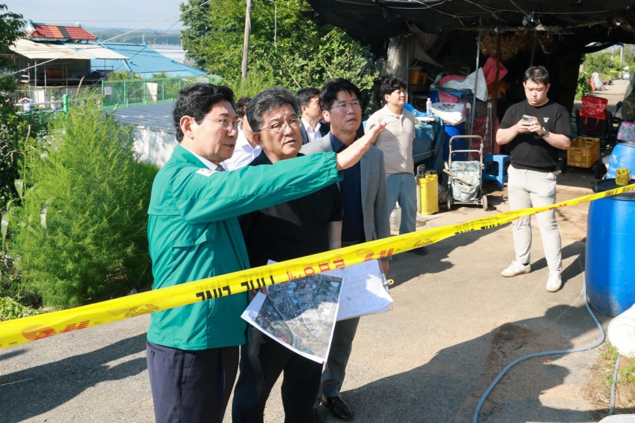 -이상일 용인특례시장이 15일 처인구 남사읍 진목리 집중호우 피해 현장을 살펴보고 있다. (사진 = 용인특례시)