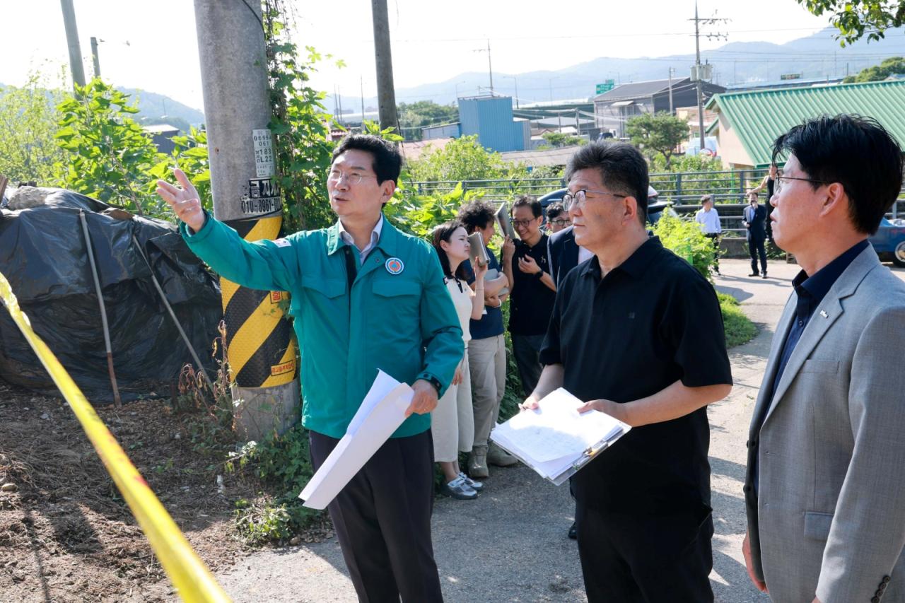 -이상일 용인특례시장이 15일 처인구 남사읍 진목리 집중호우 피해 현장을 살펴보고 있다. (사진 = 용인특례시)