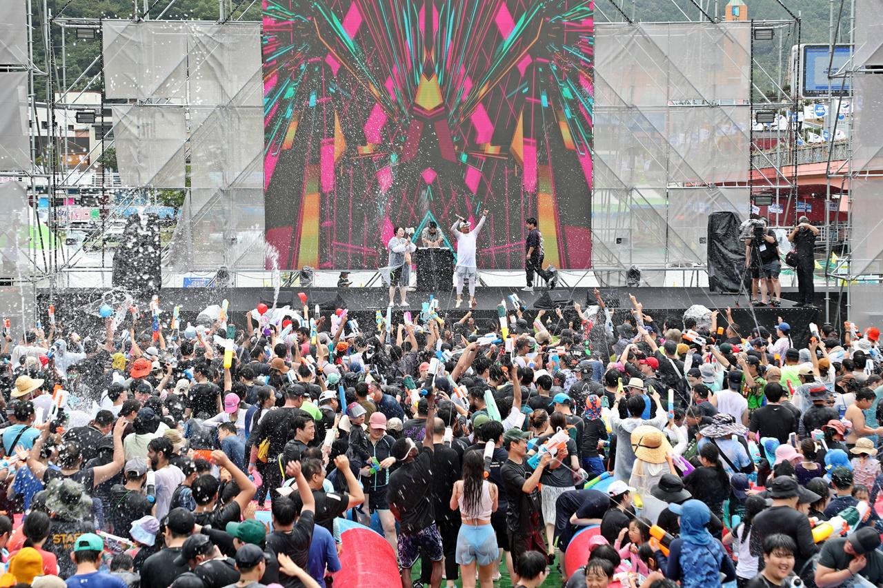 -지난 해 열린 정남진 장흥 물축제 프로그램의 하나인 지상최대의 물싸움. (사진 = 장흥군)