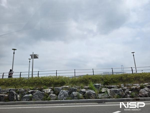 -이곳을 지나는 차량안에서는 바다를 볼수 없도록 설계돼 있다. 해비치 공원위로 주민이 지나가고 있다. (= 홍철지 기자)