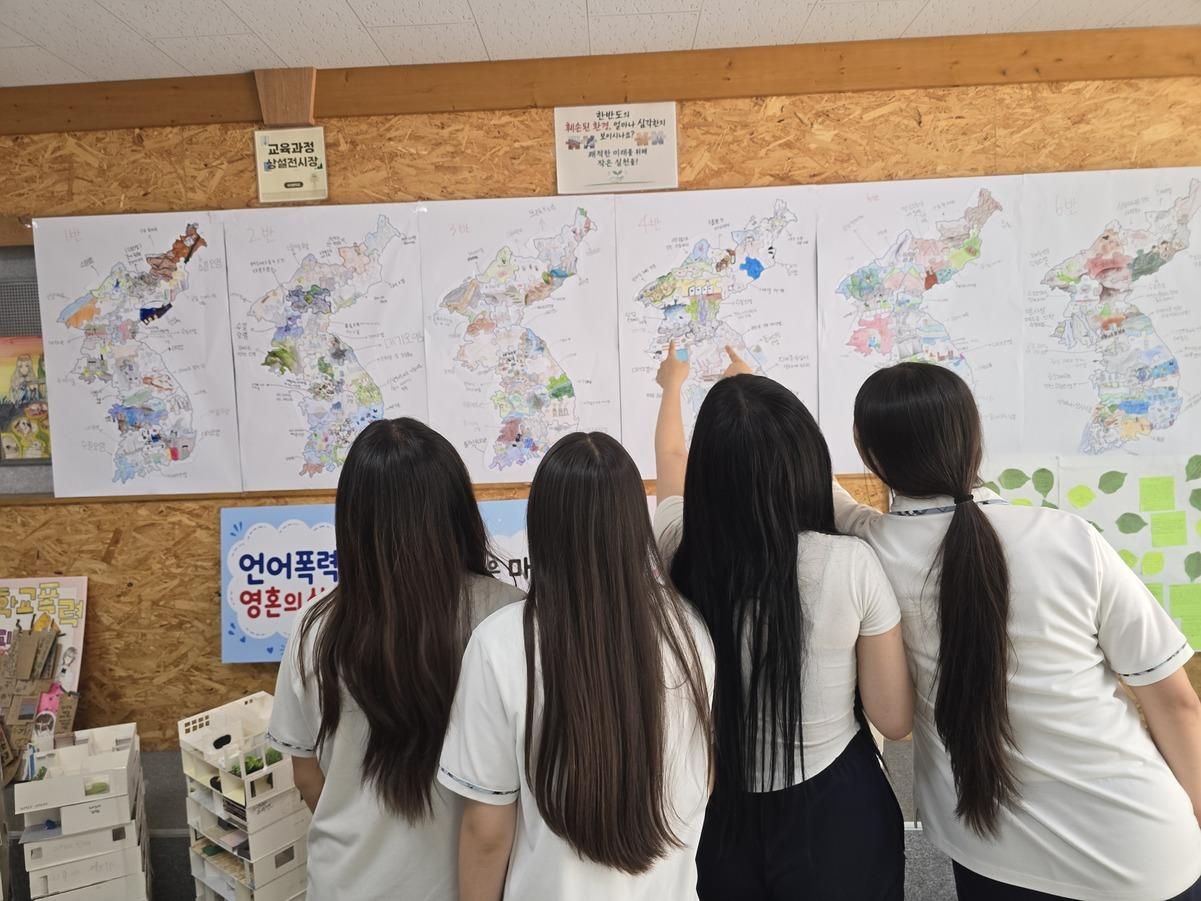 -평화 한 걸음 마켓에 참여한 학생들이 한반도 오염 지도를 살펴보고 있다. (사진 = 숙지중학교)