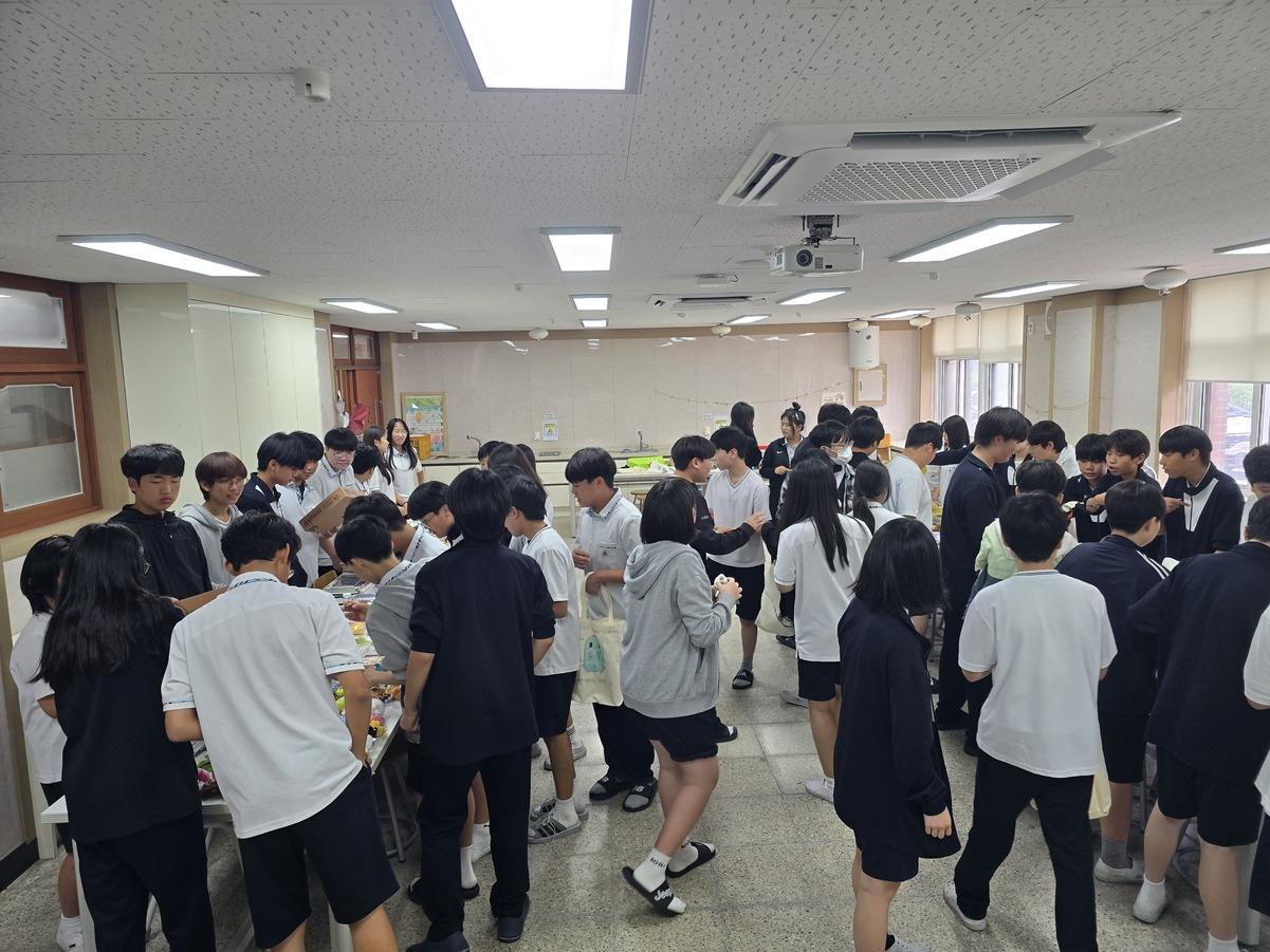 -평화 한 걸음 마켓에 참여한 학생들 모습. (사진 = 숙지중학교)
