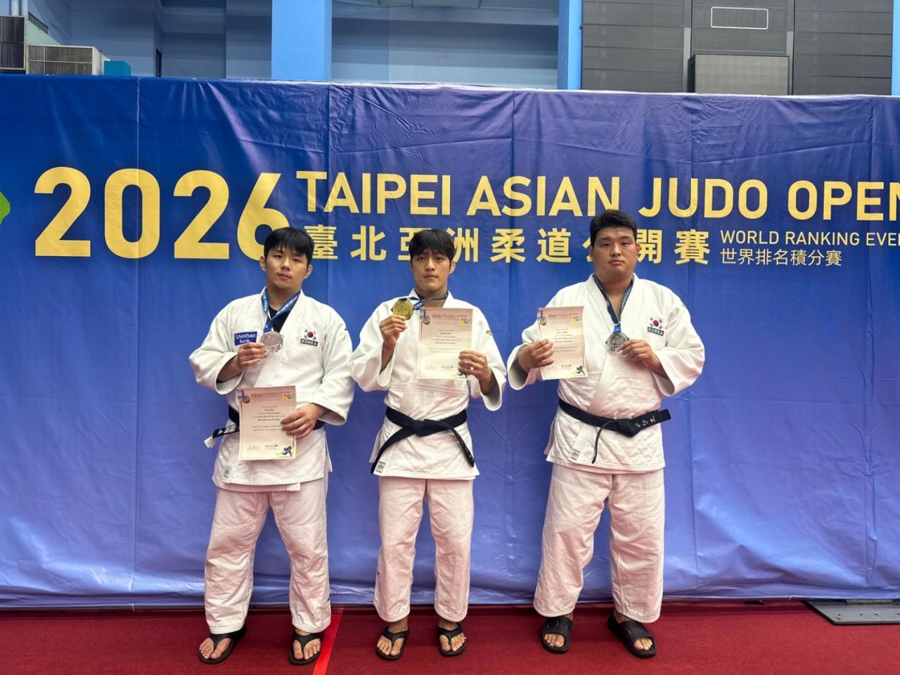 -‘2026 아시안 오픈 타이페이 대회’에서 우수한 성적을 거둔 용인특례시 직장운동경기부 유도팀 기념촬영 모습. (사진 = 용인특례시)