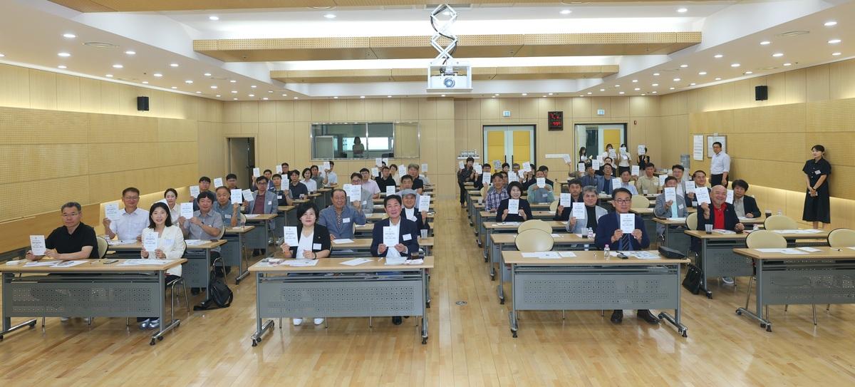 -16일 조용호 오산시장(앞 줄 왼쪽 네번째)과 기업인 조찬 세미나 참석자들이 기념촬영을 하는 모습. (사진 = 오산시)