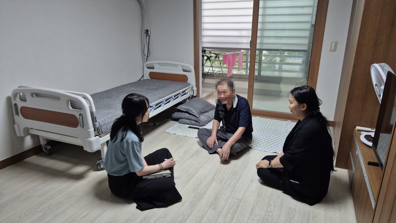 -용인특례시 관계자들이 ‘따숨케어하우스’를 방문해 입주자의 안부를 확인하고 있다. (사진 = 용인특례시)