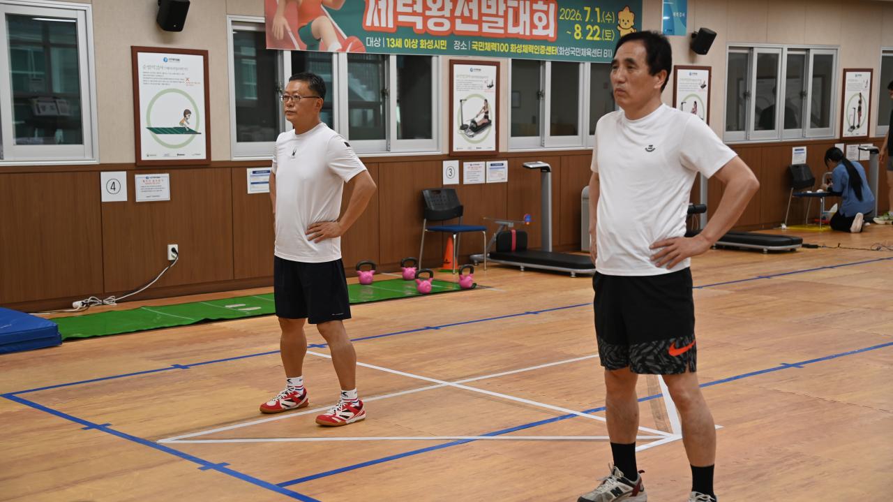 -한병홍 화성도시공사 사장(오른쪽)이 체력 측정을 하는 모습. (사진 = 화성도시공사)
