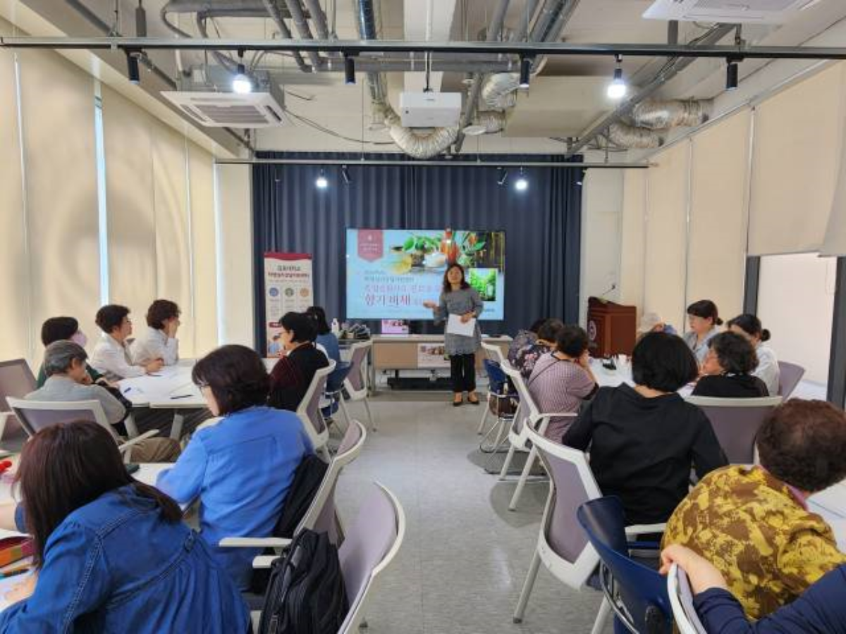 -김포대학교가 직업전환 및 직업 재교육자 재학생들을 대상으로 집단상담 프로그램을 진행하고 있다. (사진 = 김포대학교)