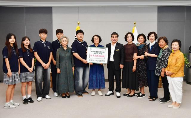 [NSP NEWS Image]담양군여성단체협의회, 담빛청소년문화의집에 후원금 100만원 전달