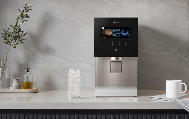 [NSP NEWS Image][써볼까]LG 퓨리케어 AI 냉동얼음정수기…말로 물·얼음 받는다
