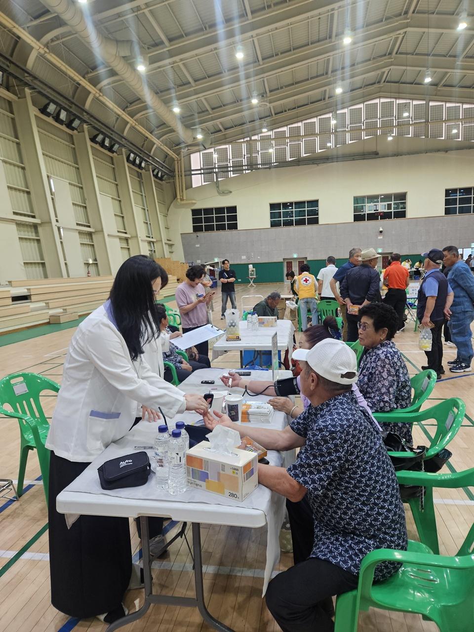 -곡성군보건의료원이 운영한 찾아가는 장애인 이동복지관 연계 건강부스. (사진 = 곡성군)