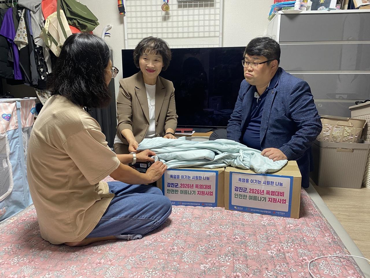 -강진군이 취약계층 가정을 방문해 폭염예방 물품을 전달하고 있다. (사진 = 강진군)