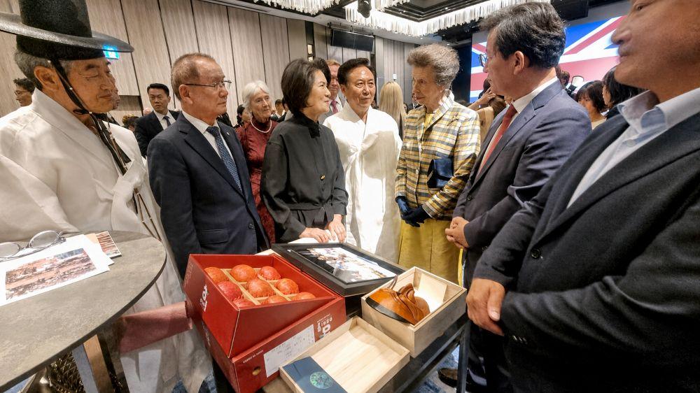 -안동시 앤 공주에게 특별한 선물 안동한지․하회탈․여왕 방문 기념사진 등 전달, 영국 왕실과 27년 인연 잇다, 1999년 엘리자베스 2세 여왕 방문으로 시작된 우정 되새겨 (사진