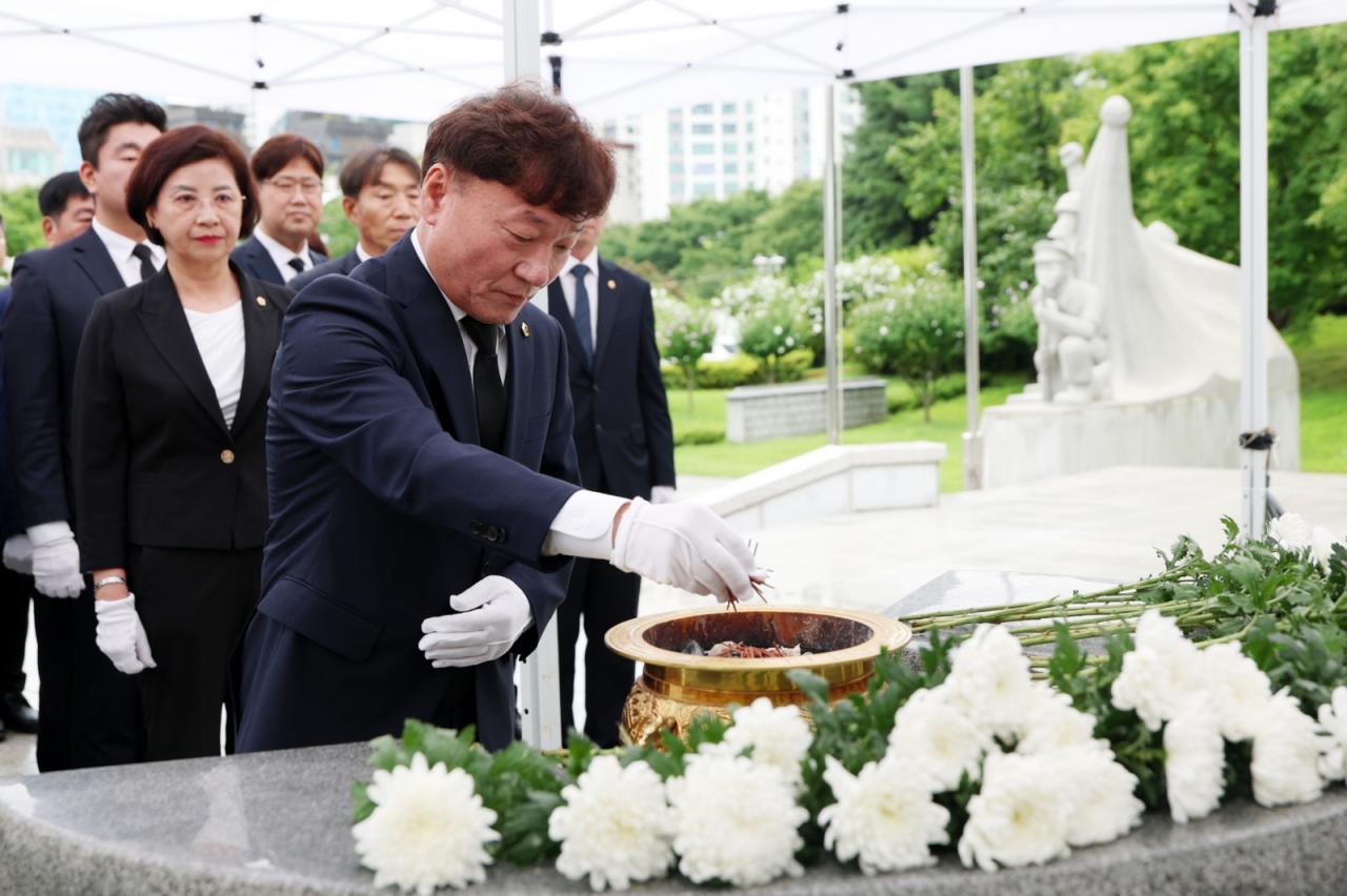 -남종섭 경기도의회 의장이 현충탑에서 헌화하고 있다. (사진 = 경기도의회)