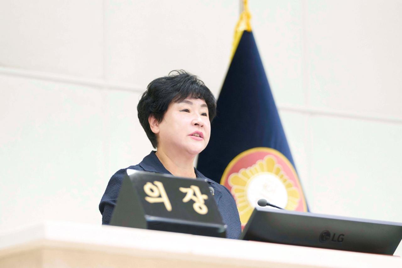 -제305회 용인특례시의회 임시회 제1차 본회의를 열고 개회사하는 장정순 의장. (사진 = 용인특례시의회)