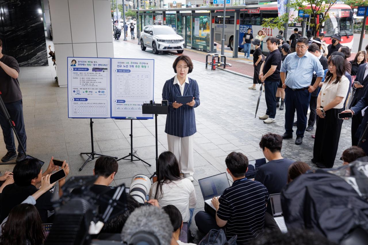 -성남시 분당구 판교역 동편 정류소에서 추미애 경기도지사가 교통공약 실천 방안에 대한 기자회견을 하고 있다. (사진 = 경기도)