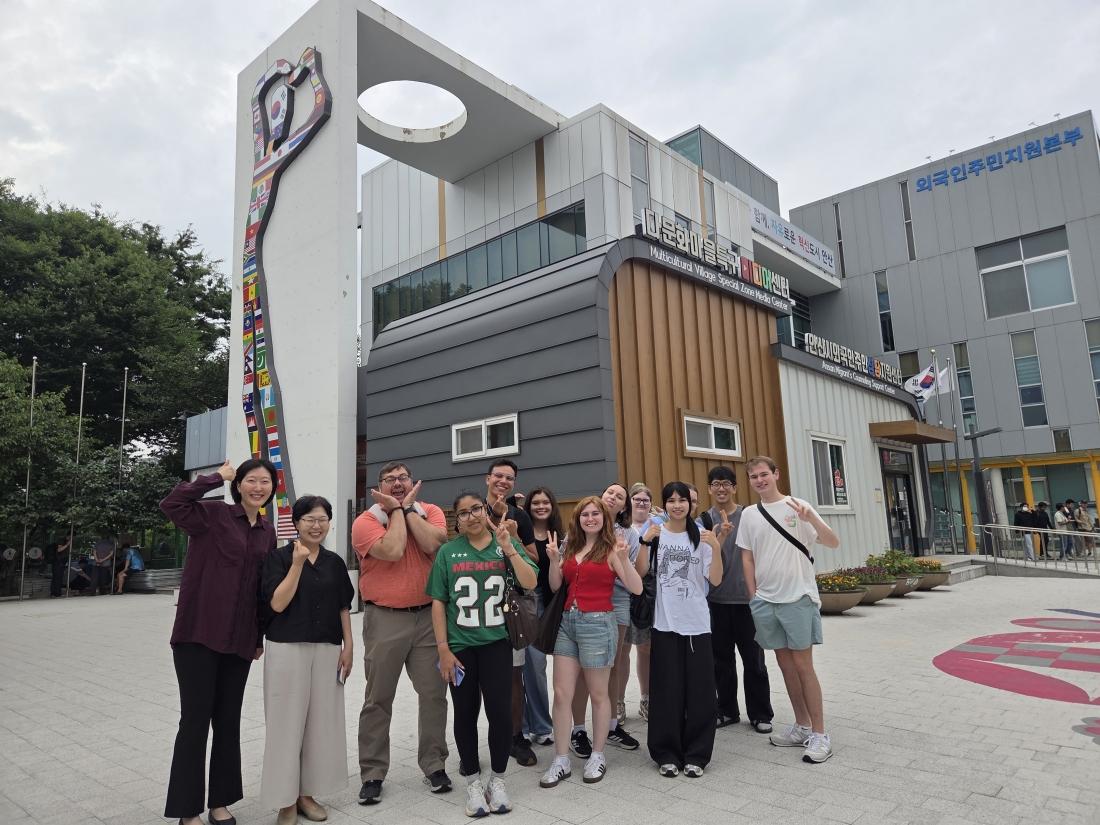 -16일 외국인주민지원본부앞에서 미국 네브래스카대학교 학생들이 단체 기념사진을 촬영하고 있다. (사진 = 안산시)