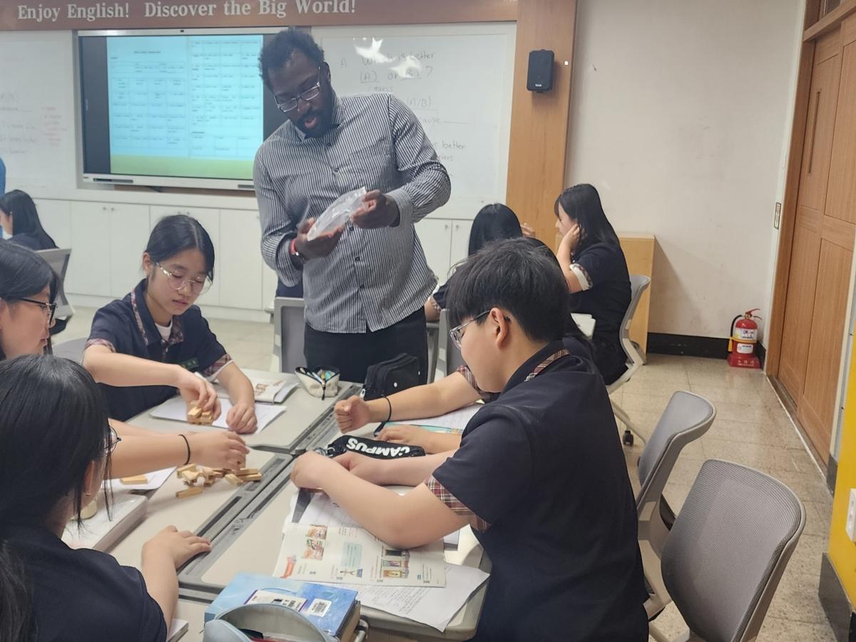 -경상북도교육청은 여름방학을 맞아 20일부터 8월 14일까지 4주간 도내 22개 초·중학교를 대상으로 ‘학교로 찾아가는 원어민과 함께하는 영어교실’을 운영한다고 밝혔다. (사진 =