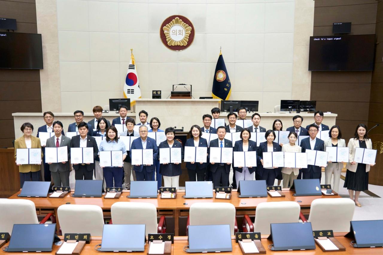 -용인특례시의회 의원들이 청렴서약서를 들고 기념촬영을 하고 있다. (사진 = 용인특례시의회)