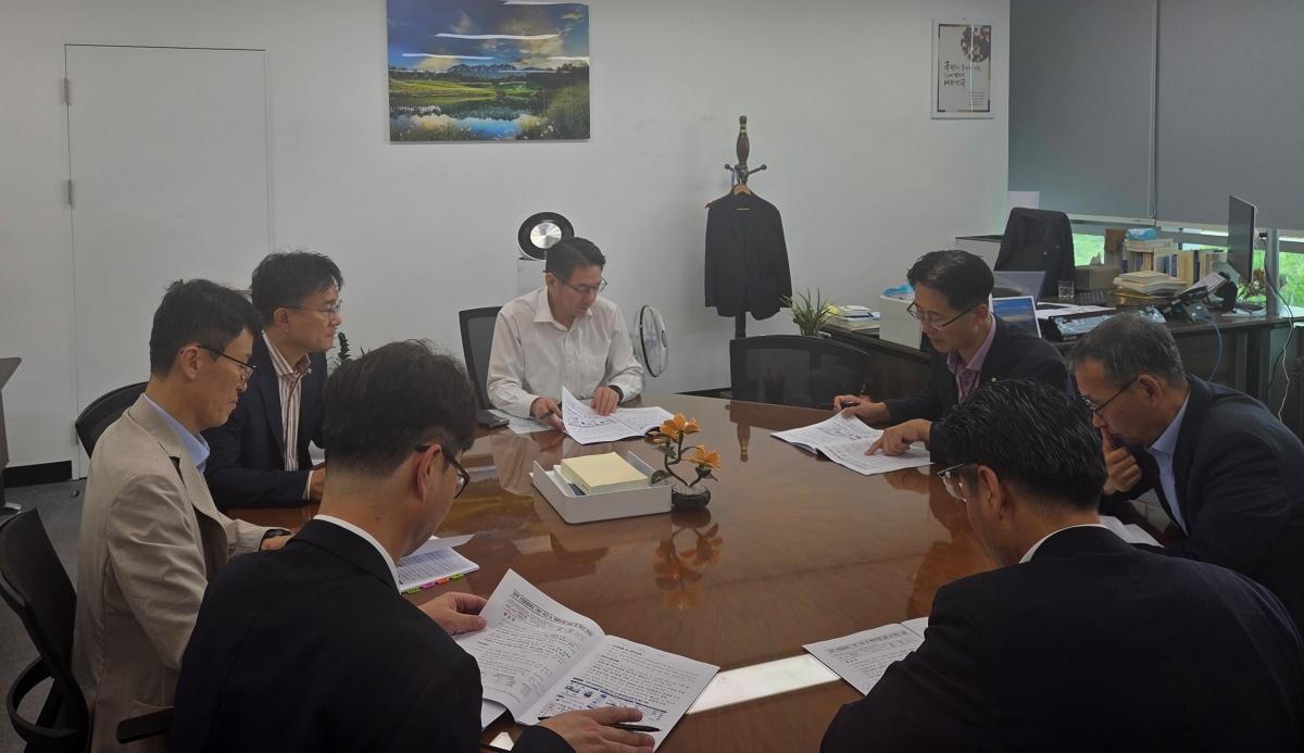 -경상북도는 20일 황명석 행정부지사가 기획예산처를 방문해 조용범 기획예산처 차관, 정향우 사회예산심의관 등과 면담을 갖고 2027년 국가투자예산 확보를 위한 지역 현안 사업을 집중