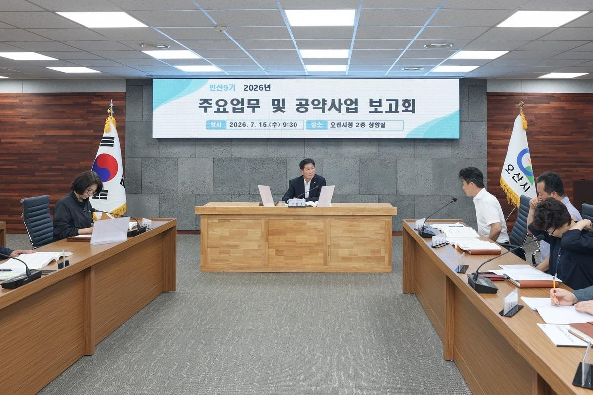 -조용호 오산시장(가운데)이 참석한 가운데 업무보고가 진행되고 있는 모습. (사진 = 오산시)