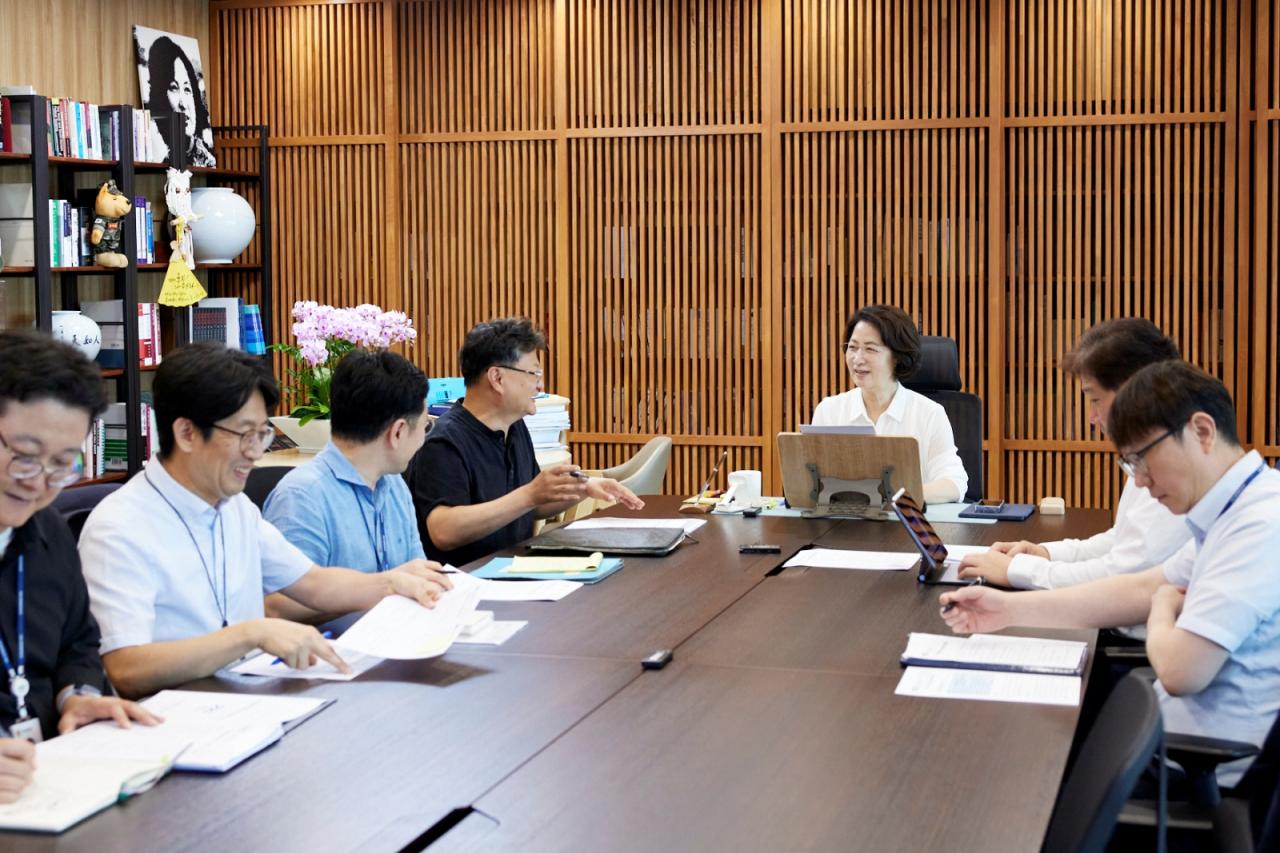 -20일 오전 경기도청 집무실에서 추미애 경기도지사가 제2차 경기미래투자공사 TF 전략회의를 하고 있다. (사진 = 경기도)