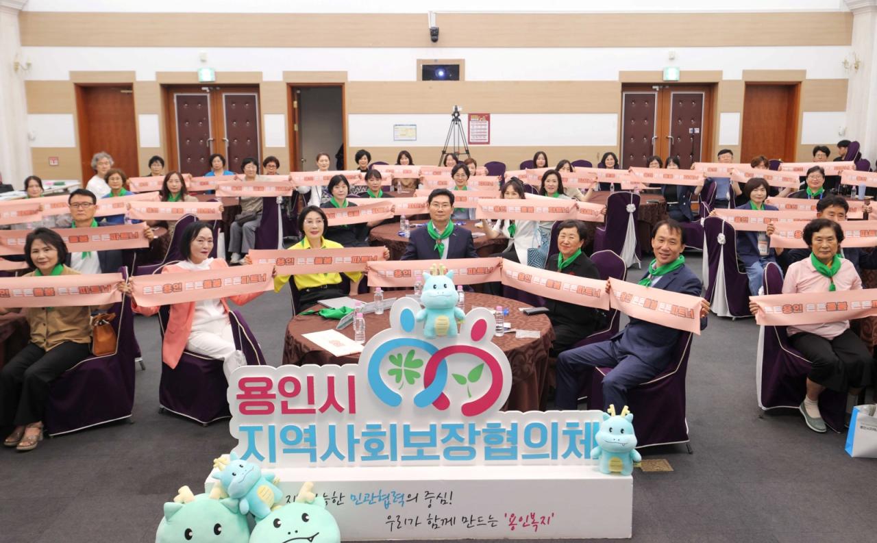 -20일 시청 컨벤션홀에서 열린 ‘든든용인 의료·요양 통합돌봄 돌봄파트너’ 발대식에서 이상일 용인특례시장을 비롯해 용인시지역사회보장협의체 관계자와 돌봄파트너, 교육기관 등 참석자들이