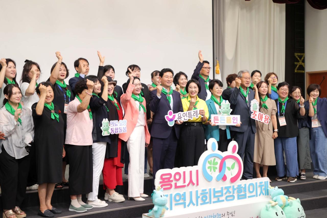 -20일 시청 컨벤션홀에서 열린 ‘든든용인 의료·요양 통합돌봄 돌봄파트너’ 발대식 기념촬영 모습. (사진 = 용인특례시)