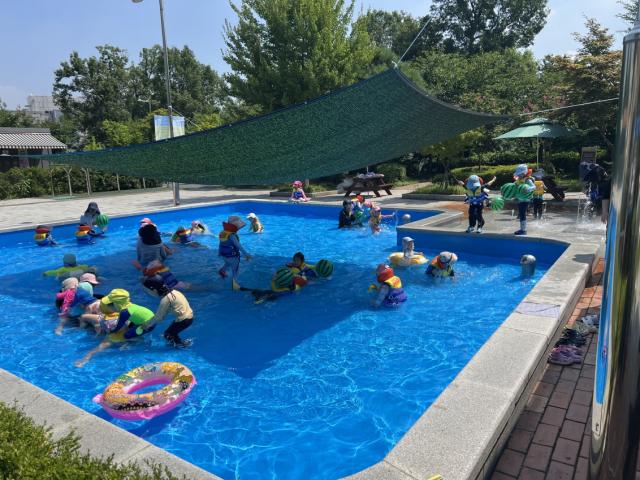 [NSP NEWS Image]시흥시, 시청사 야외휴게공간 ‘어린이 물놀이장’ 개방…무료 운영