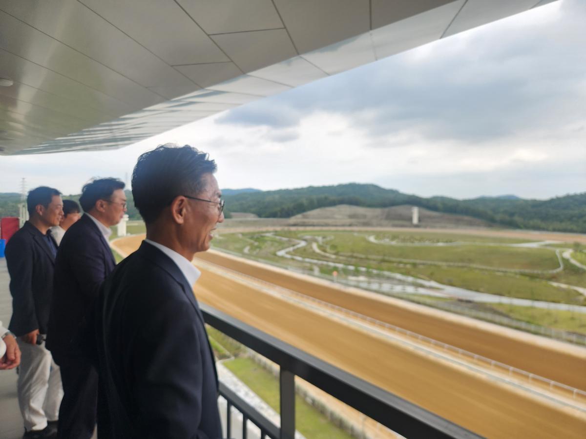 -영천시는 지난 18일 김병삼 영천시장이 순회경마를 위한 모의경주가 열리는 영천경마공원을 방문해 관계자들을 격려했다고 밝혔다. (사진 = 영천시)