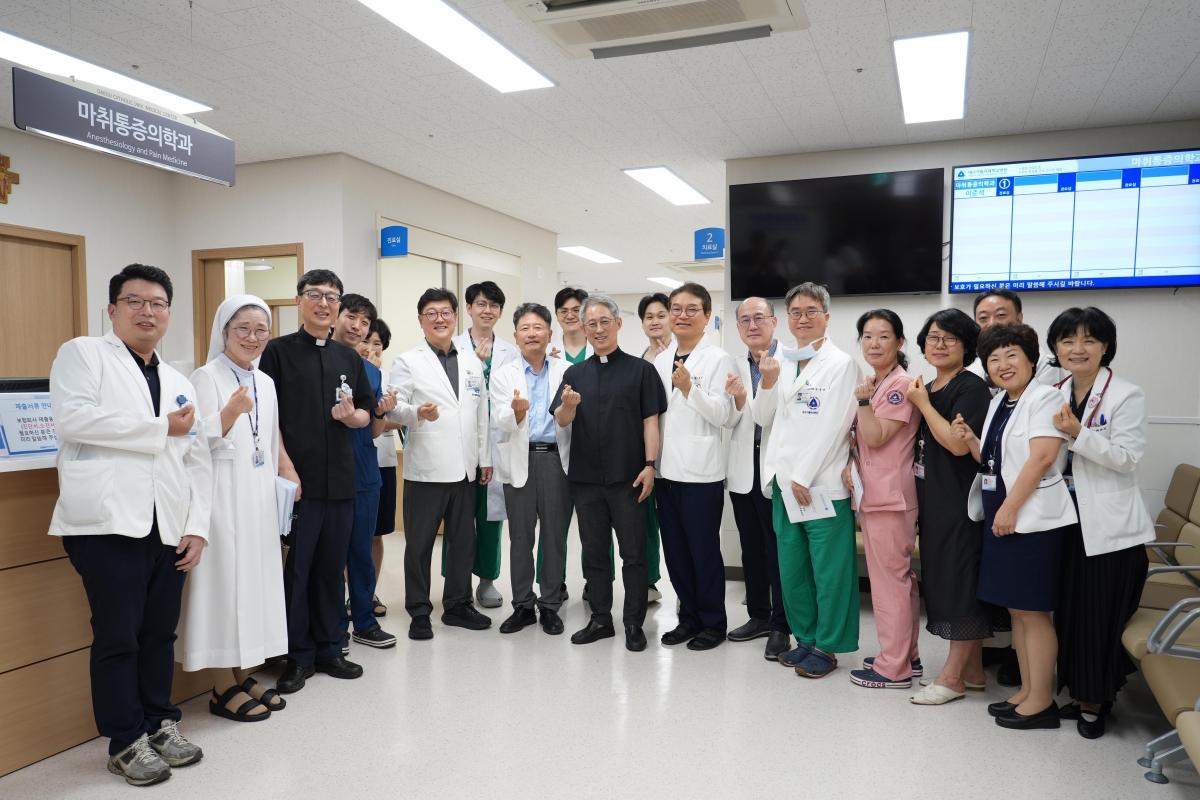 -대구가톨릭대학교병원은 지난 20일 환자 중심의 쾌적한 의료환경을 조성하고 의료서비스의 질을 높이기 위해 마취통증의학과 외래를 새롭게 이전하고 축복식을 개최했다. (사진 = 대구가톨