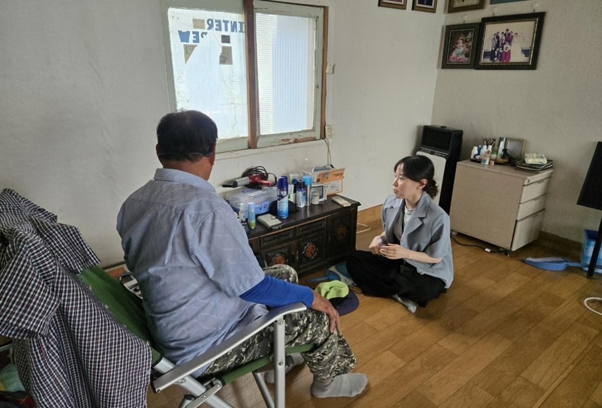-소라면사무소 직원이 가정방문을 통해 취약계층의 건강 상태와 생활실태를 살피고 있다. (사진 = 여수시)
