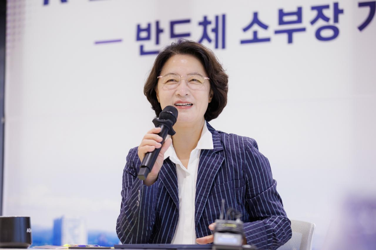 -21일 오전 경기도 화성특례시 ASM 화성캠퍼스에서 진행된 반도체 소부장 기업 간담회에서 추미애 경기도지사가 인사말을 하고 있다. (사진 = 경기도)