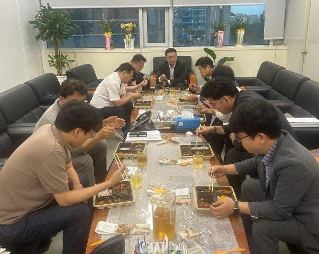 -전남광주특별시의회 기획재정위원회 위원들 저녁 식사로 도시락을 먹고 있다 (사진 = 전남광주특별시의회)