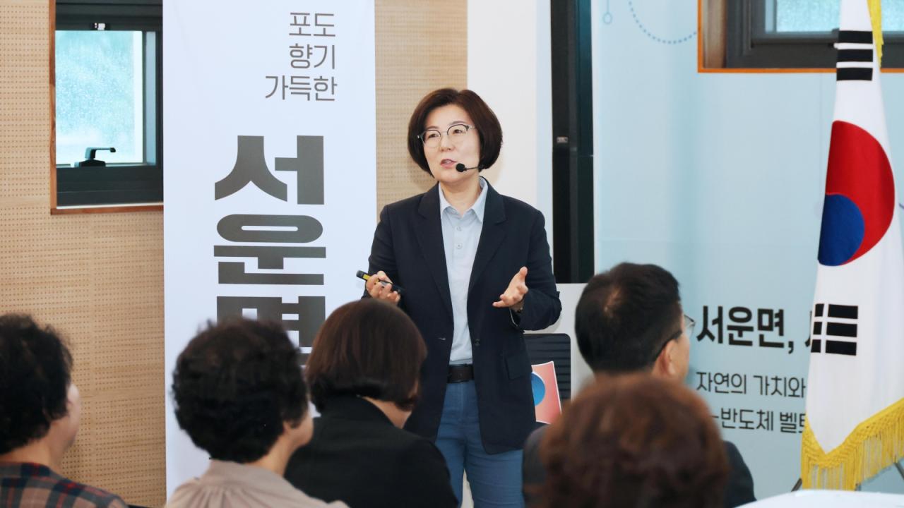 -김보라 시장이 서운면 행정복지센터에서 가진 정책공감토크에서 민선 9기 비전인 ‘더불어 사는 풍요로운 안성의 완성’을 시민들에게 설명하고 있다. (사진 = 안성시)