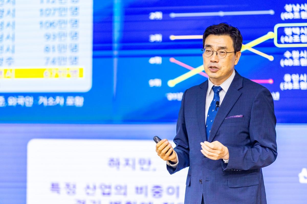 -최원용 평택시장이 21일 민선9기 출범 기자회견에서 3대 미래 비전과 종합 추진 계획을 발표하고 있다. (사진 = 평택시)