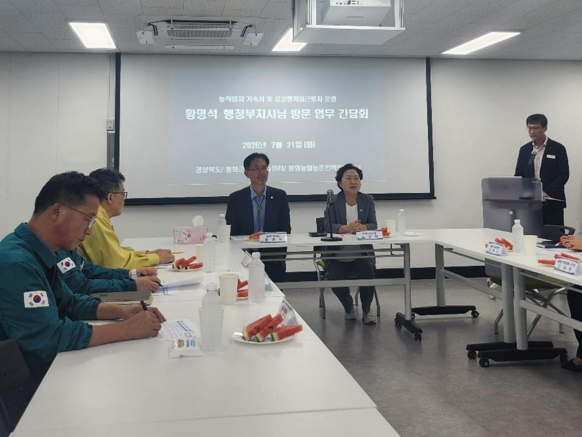 -21일 황명석 경상북도 행정부지사가 봉화군 감자 수확 현장과 농업근로자 기숙사를 방문해 폭염 대응 실태를 점검했다. (사진 = 경상북도)