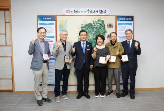 [NSP NEWS Image]완주군인재육성재단, 퇴임 임원 간담회… 감사패 전달